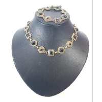 Zilverkleurige ketting en armband